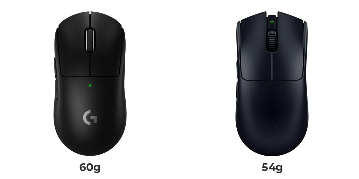 Sebuah mouse gaming nirkabel super ringan berwarna putih bertengger manis di atas mousepad hitam licin sedia membidik musuh