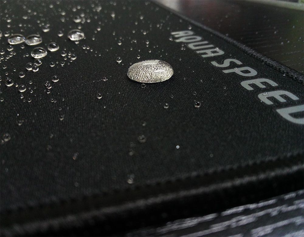 Meja PC gaming estetik dibaluti karpet mousepad panjang membentang menampilkan tata letak keyboard