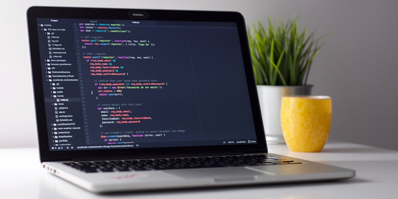 Tampak keyboard dan mouse wireless tersambung ke layar dengan Mini PC gaming disembunyikan di belakang monitor