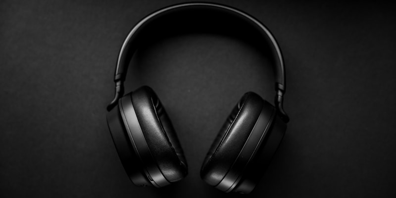 Tampilan seorang streamer di monitor dengan pencahayaan LED ring light dan webcam