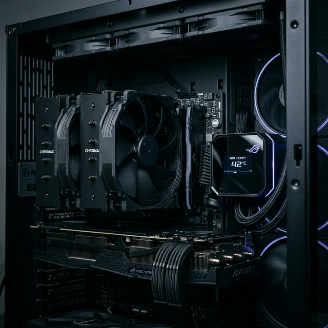 AIO Liquid Cooling LCD futuristik bersebelahan dengan Bongkahan Besi Air Cooler Dual Tower di dalam ruang simulasi PC 2026